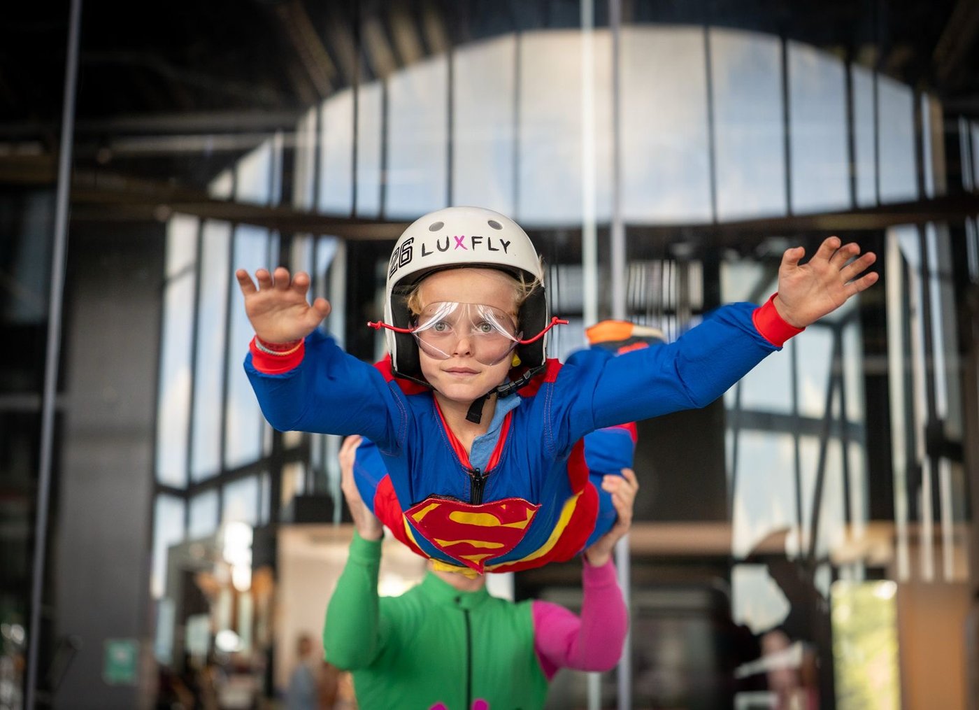 Kind verkleed als Superman vliegt in de LUXFLY windtunnel