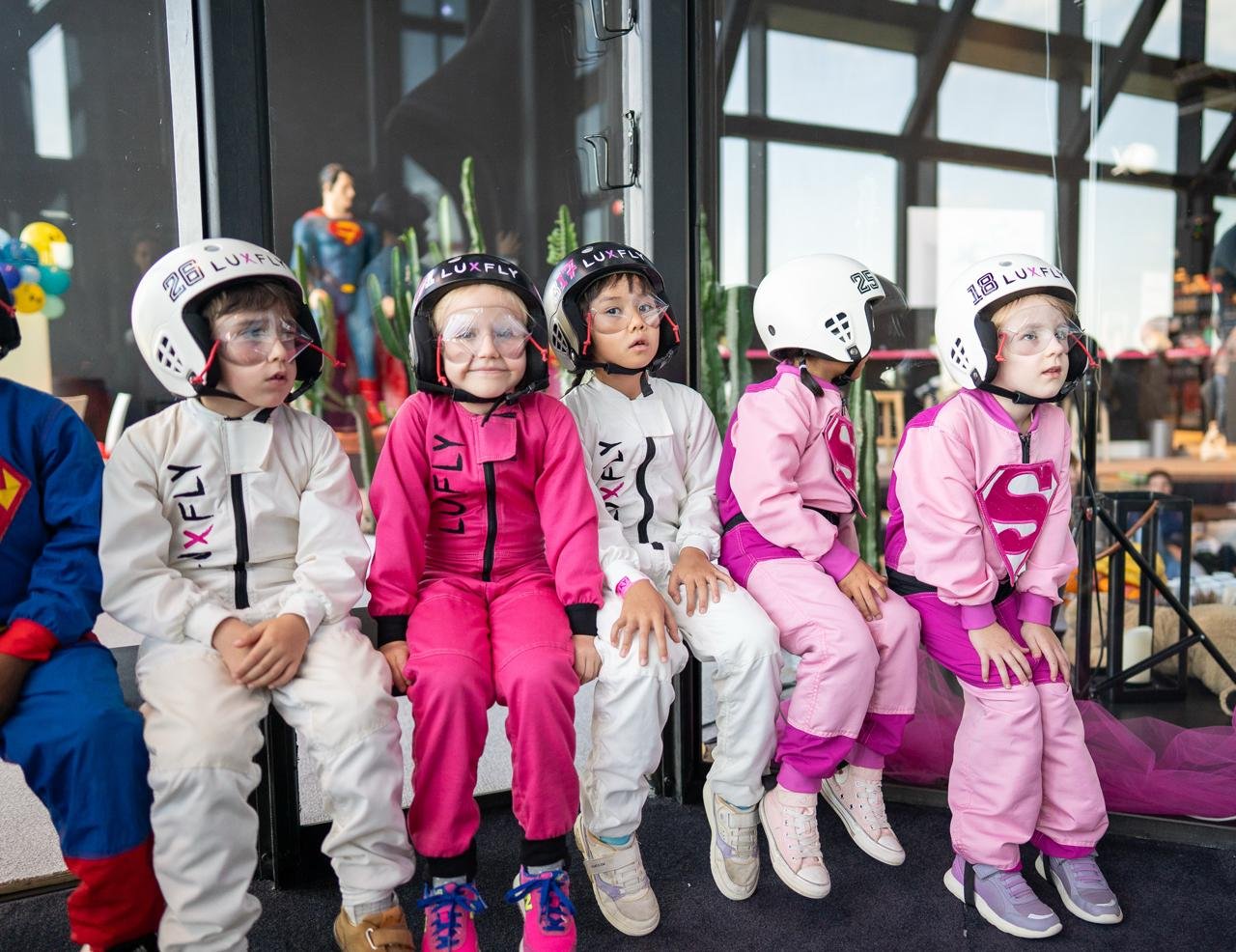 Kinderen in LUXFLY-pakken voor hun verjaardagsvlucht